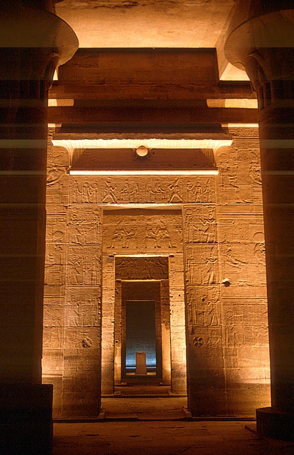 Blick in das Tempelzentrum Philae's bei Nacht