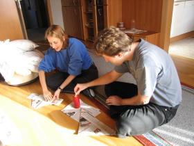 Carmen und Christian beim Bau von Glückshüten