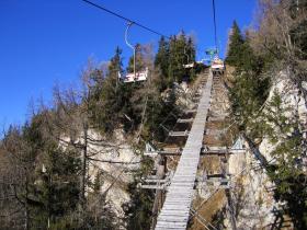 Die letzten Meter mit seltsamer Hängebrücke
