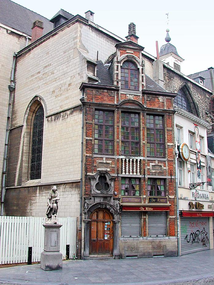 Haus an einer Kirche in der Boter Str.