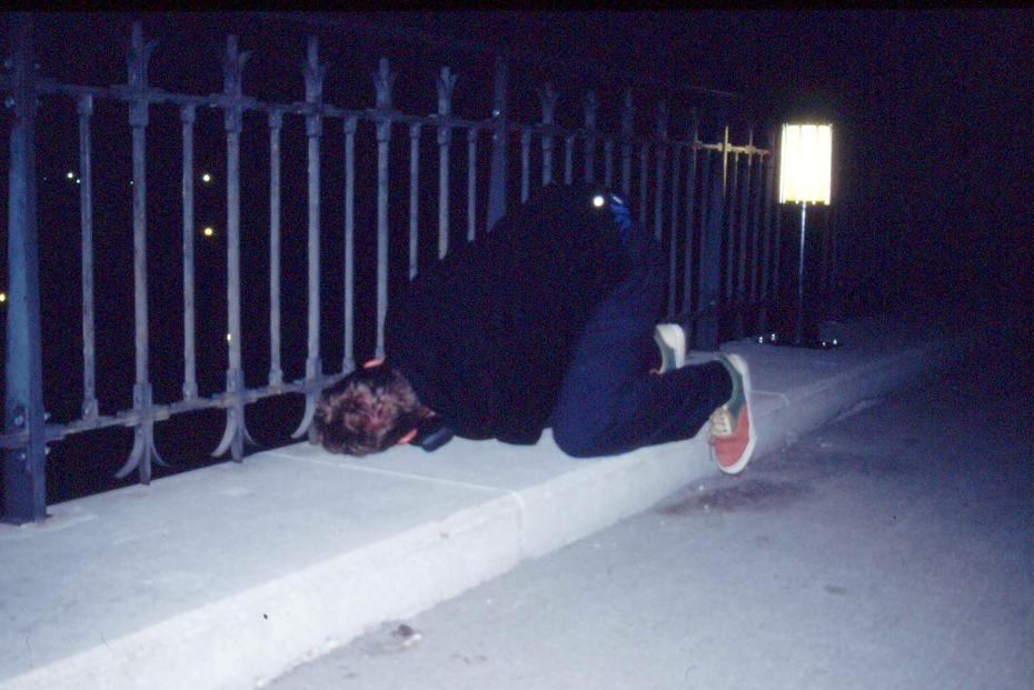 Christian prostituiert sich auf der Brücke Passerelle
