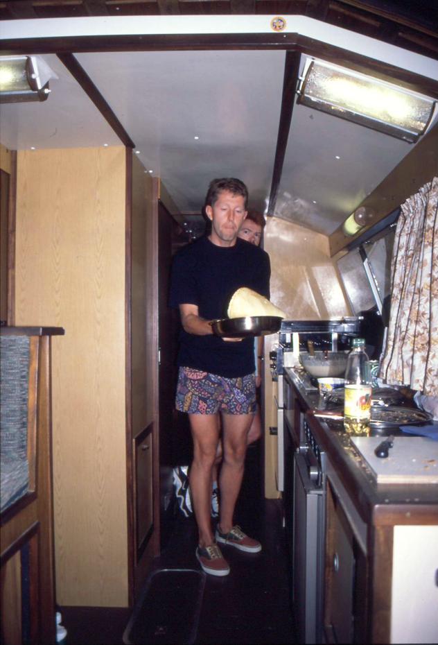 Christian knallt eine Palatschinke an die Decke
