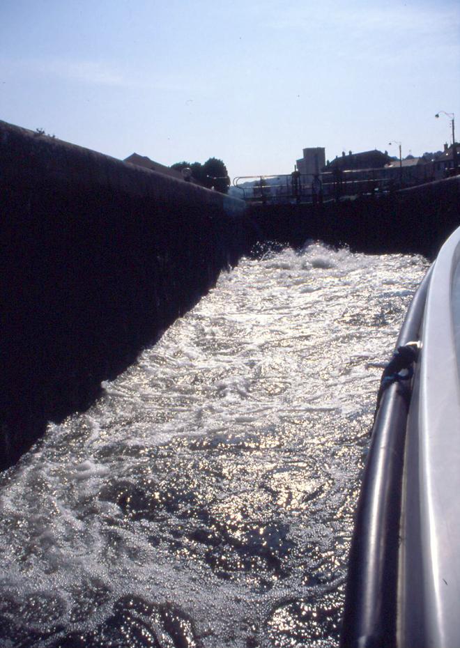 unser Boot im wilden Wasser der Schleuse