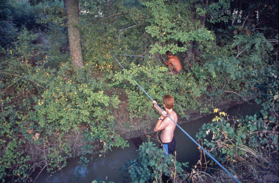 Christian und Franz beim Holzbeschaffen in Pionierart