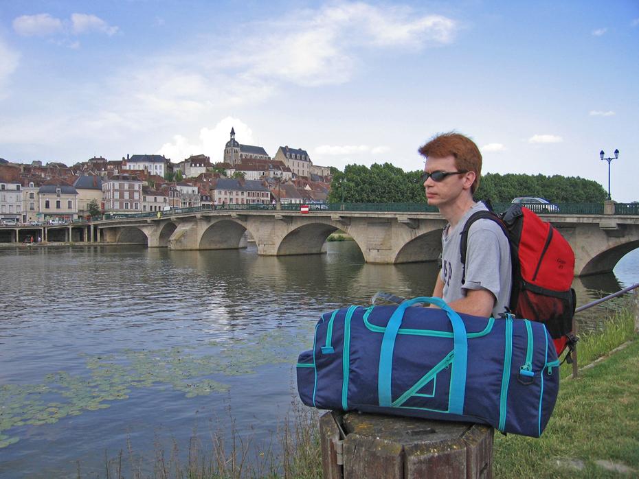 Franz mit der viel zu schweren Tasche in Joigny