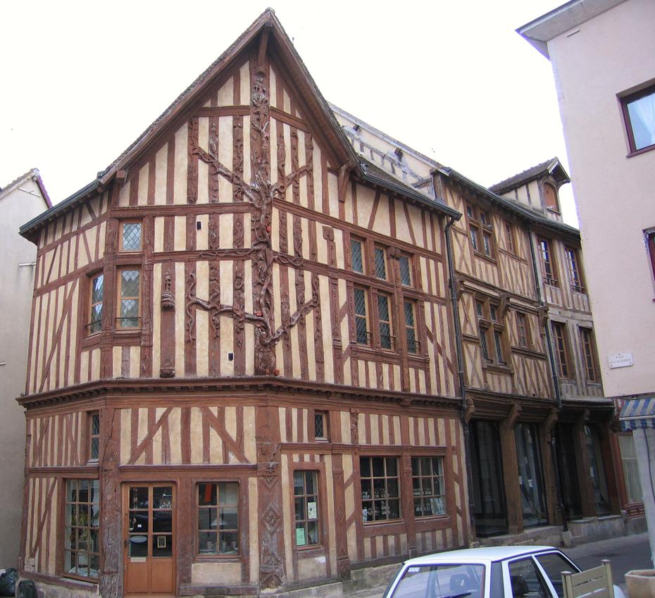 seltsame Holzkonstruktionen, Joigny