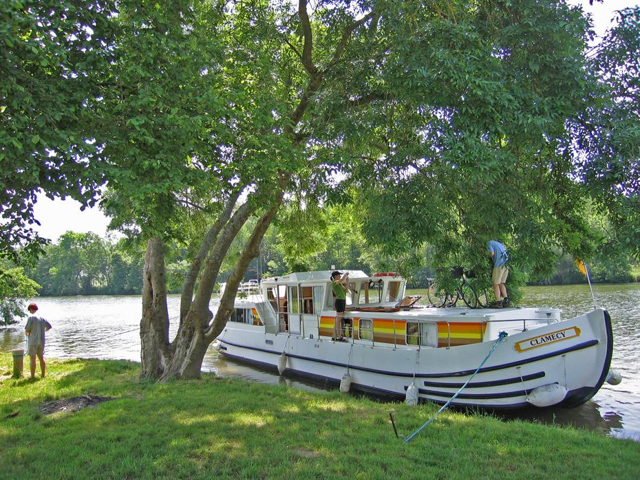 unser Boot im Schatten - da war es noch heiß