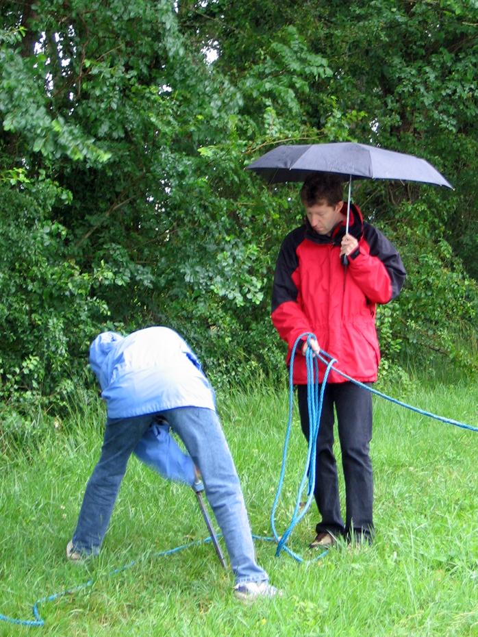 Christian der Held schaut Carmen zu wie man das mit dem Hammer so macht