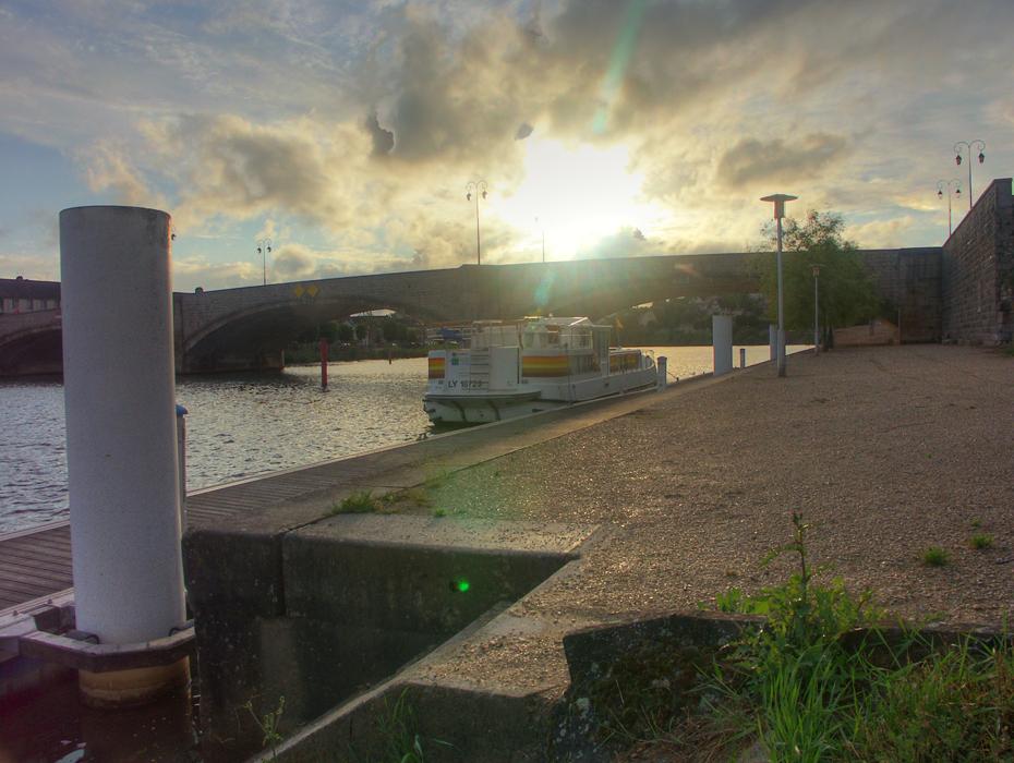 Liegeplatz bei Sonnenuntergang in Montereau