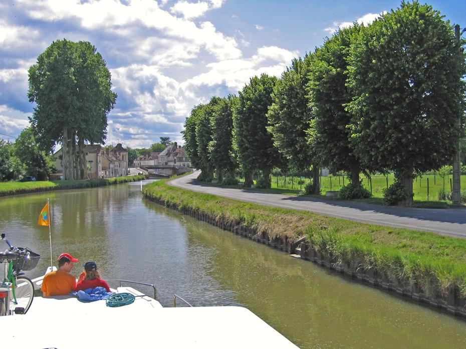 Anfahrt auf die nächsten Schleusen in einer Stadt