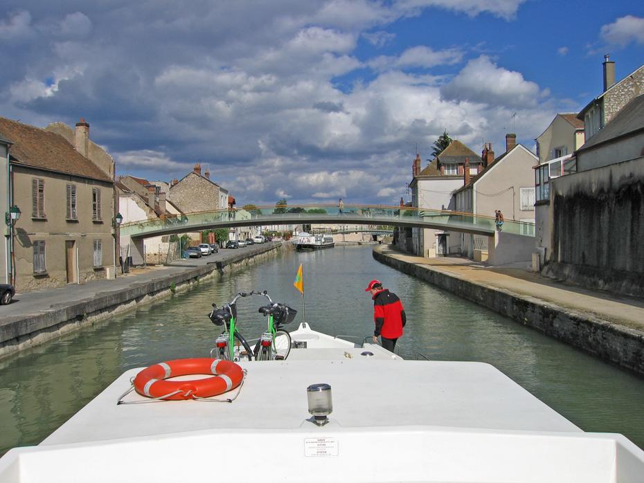häßliche Glasbrücke in Montargis