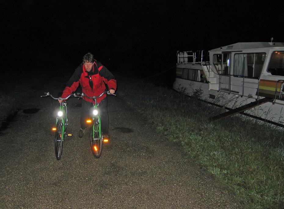 Christian mit 2 Fahrrädern auf dem Weg zum Bahnhof in Cosne