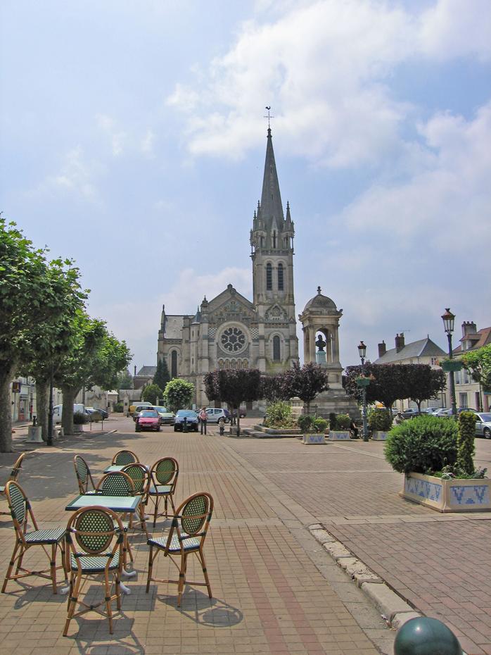 Sonne in Briare, da sieht die Kirche gleich ganz anders aus