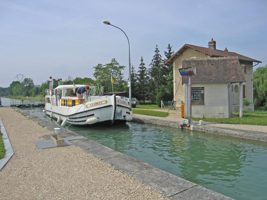 Unser Boot in einer automatischen Schleuse