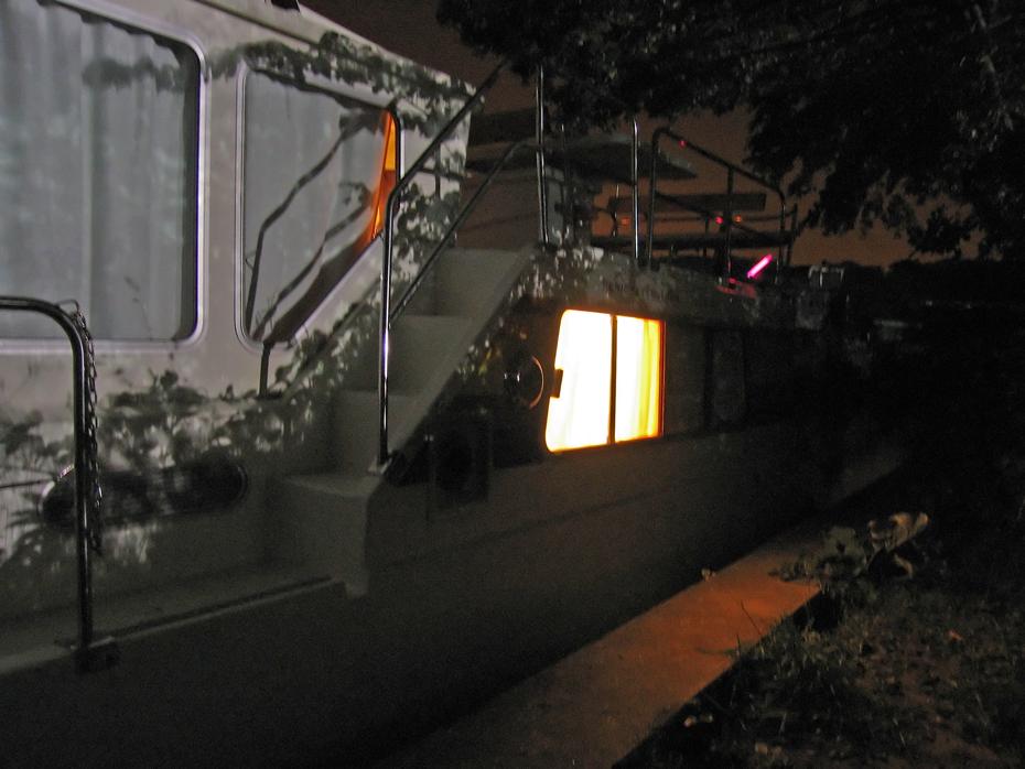 Christian hat sich die rosa Leuchte über sein Fenster gehängt. Will sich da wer etwas dazuverdienen?