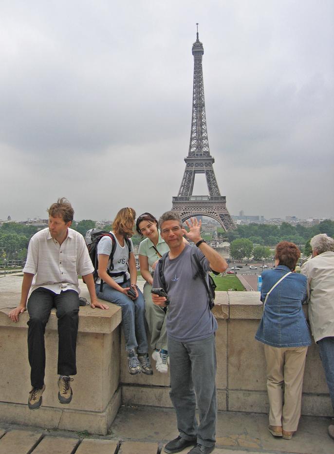 Unsere Crew vor dem Eifelturm, Paris