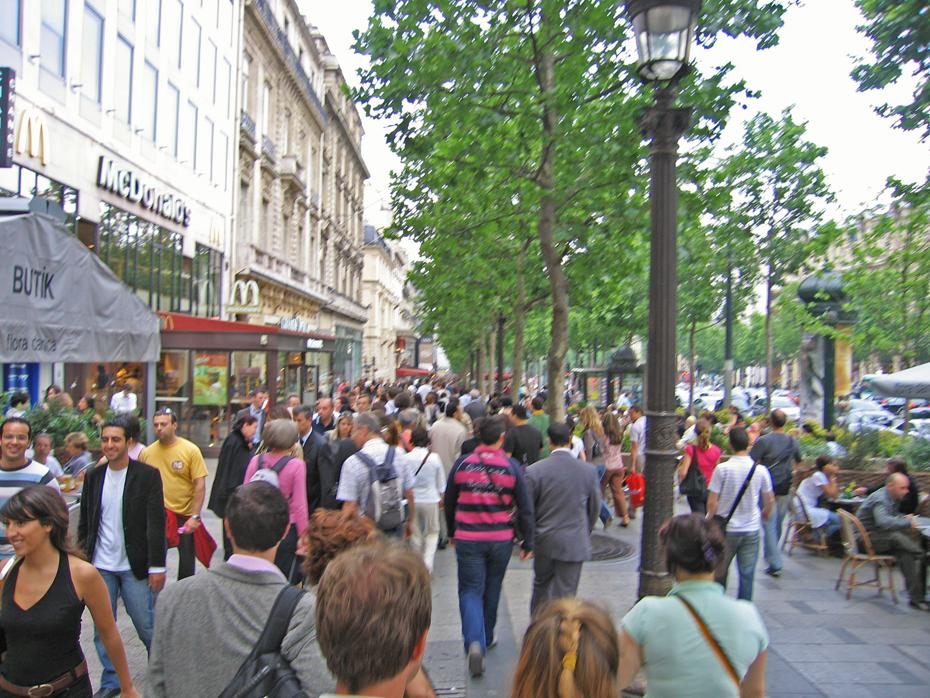 Sehr volle Champs-Élysées, Paris