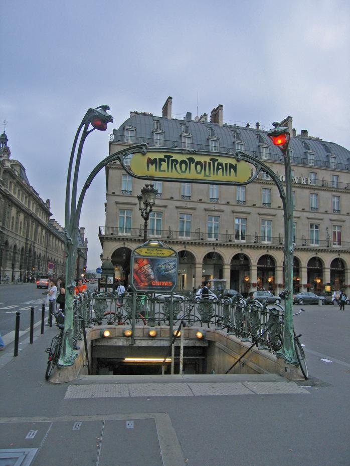 Metro-Abgang hinter dem Louvre, Paris