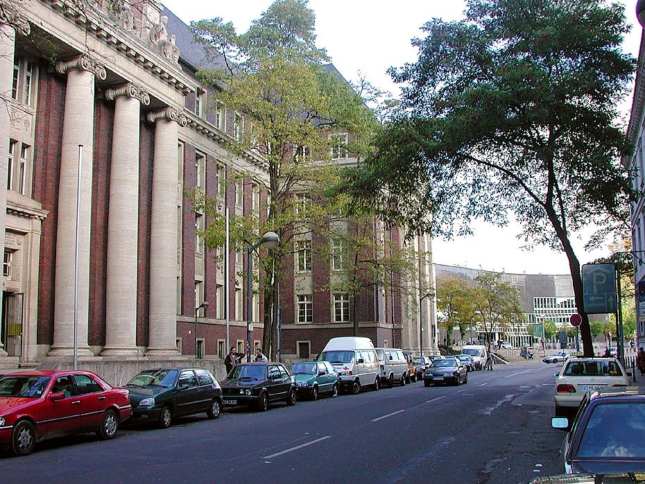 Justizgebäude (links) und Kunsthalle (hinten)