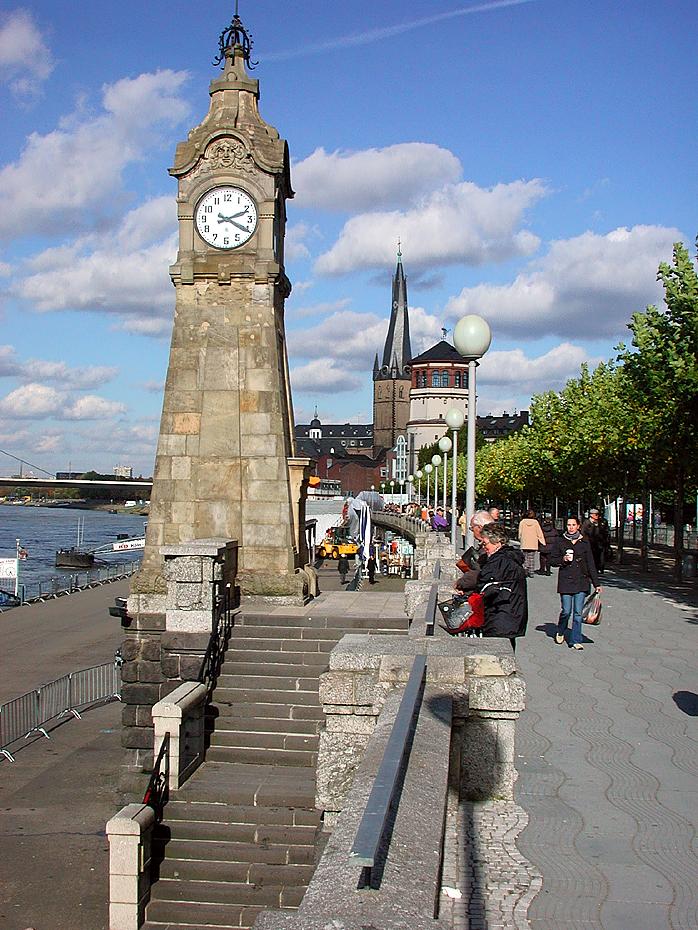 Uferpromenade am Rhein mit Burgplatz im Hintergrund