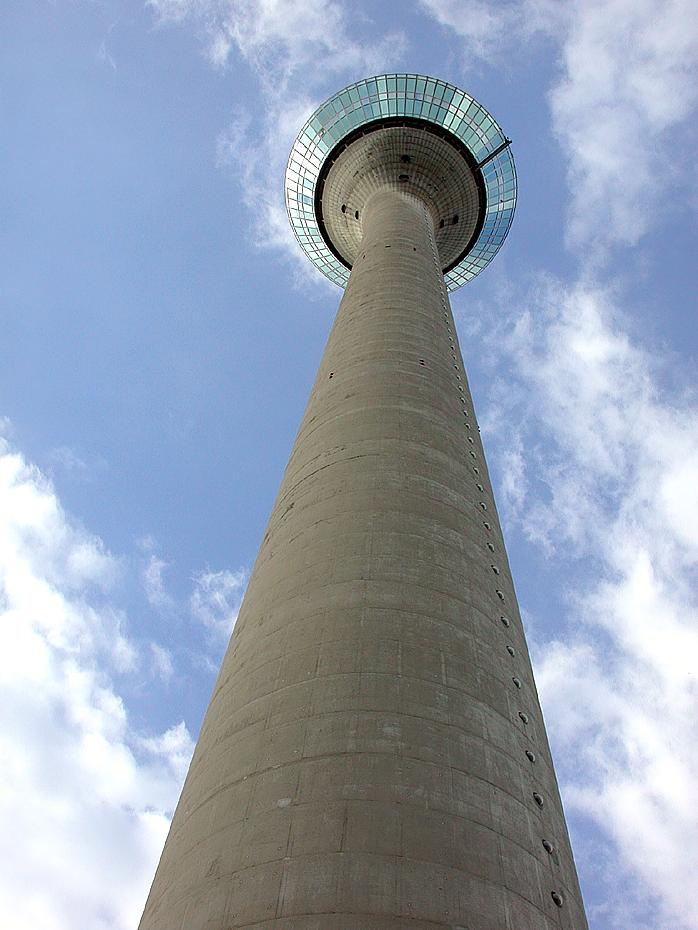 der Fernsehturm von unten