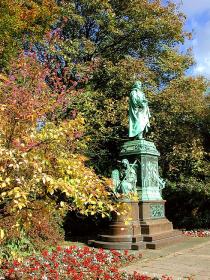 Statue am oberen Ende der Königsallee