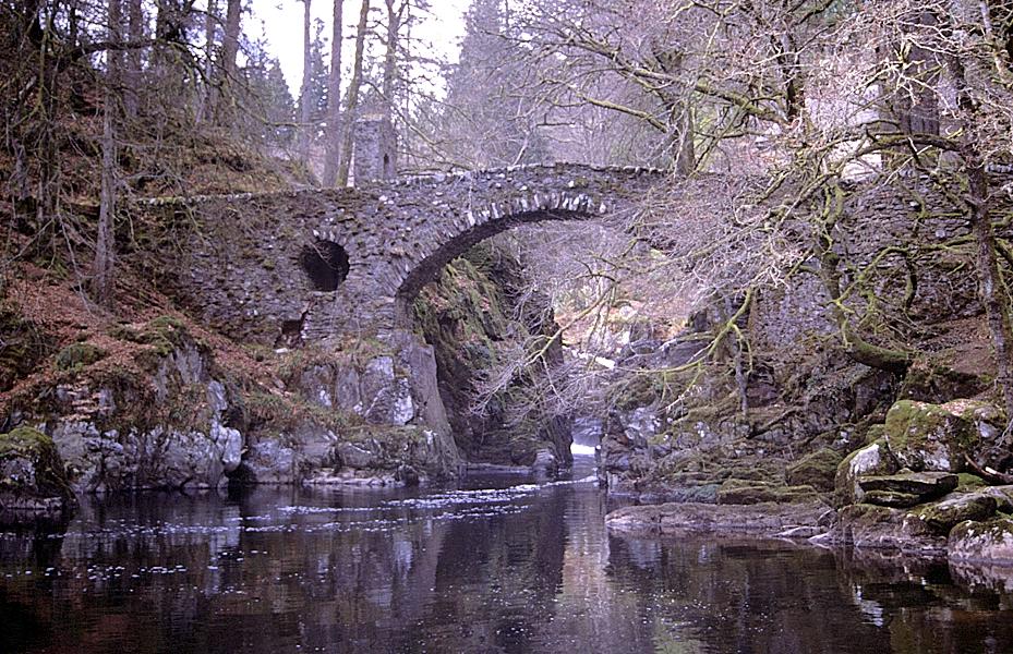 alte Brücke über einen Quellfluß des Tays