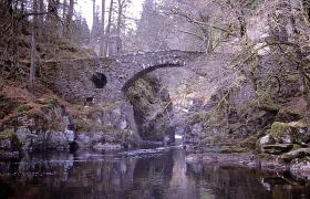 alte Brücke über einen Quellfluß des Tays