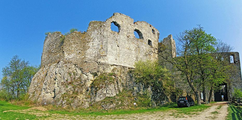 Der Eingang der Ruine Falkenstein