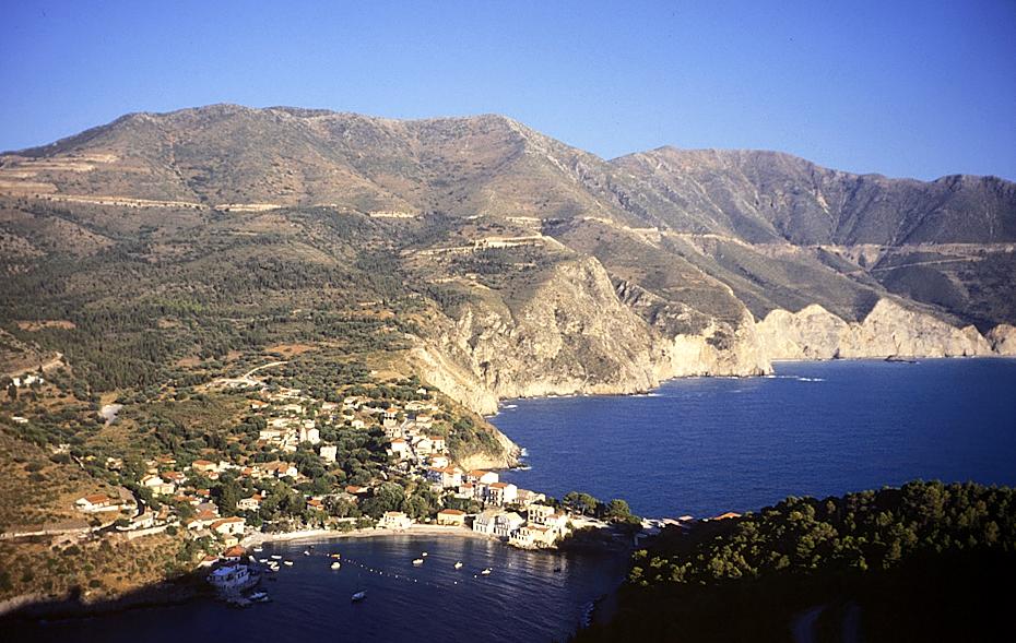 Blick von der Burg auf das Dorf Assos