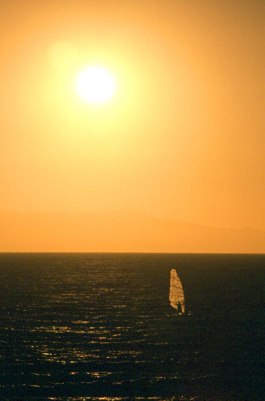 Sonnenuntergang mit Surfer