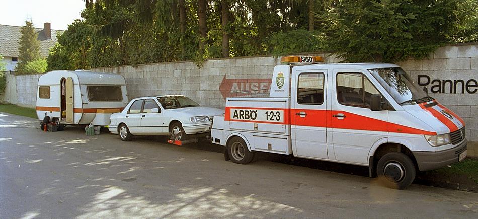mein Gespann am Haken des Abschleppwagens