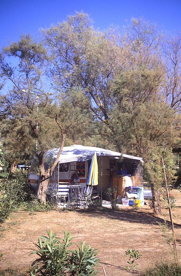 mein bescheidenes rollendes Heim auf dem Campingplatz