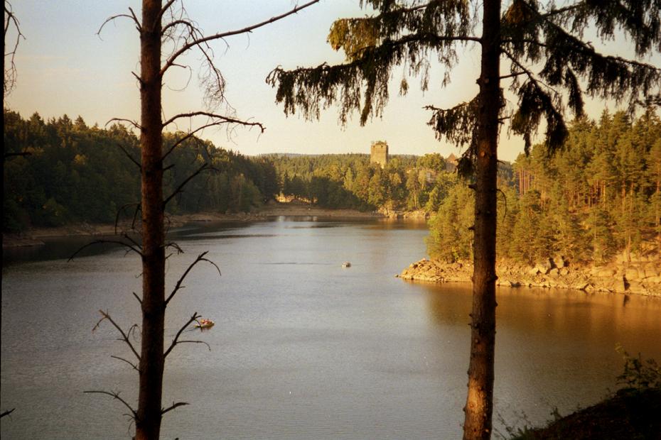 der Stausee mit der Campingplatzruine im Hintergrund