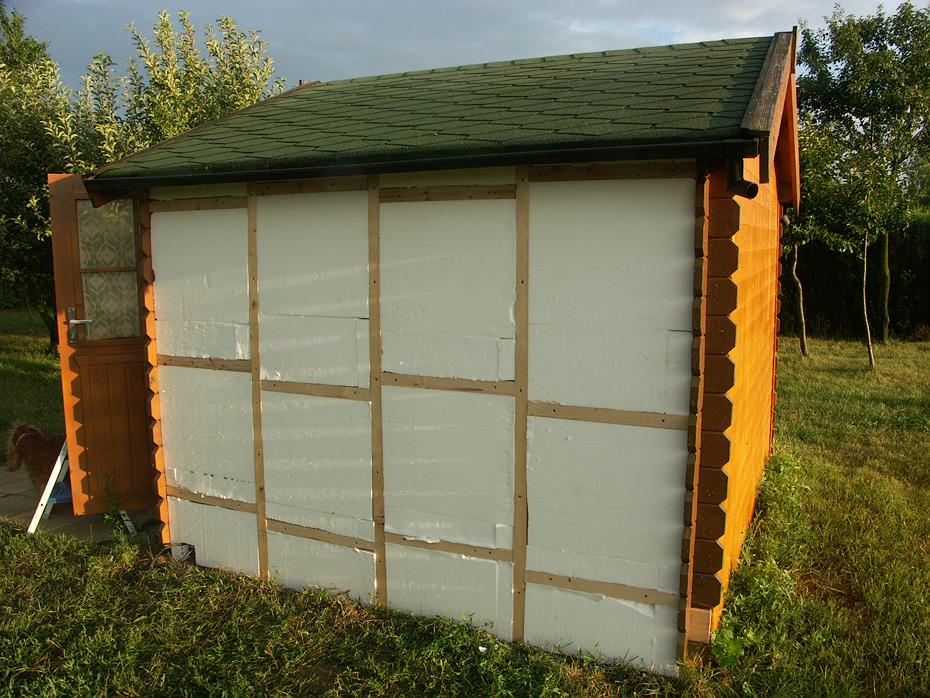 Holzhaus beim Dämmen/Dichten