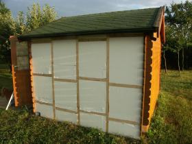 Holzhaus beim Dämmen/Dichten