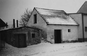 Das alte Haus und der jetzige Parkplatz