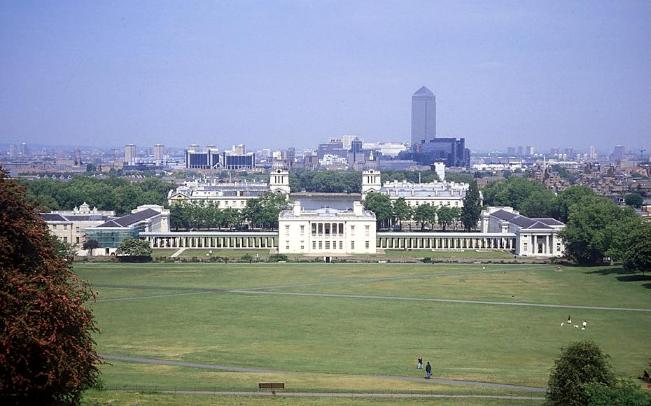 National Maritime Museum mit Queen's House und Canary Wharf (Hochhaus)