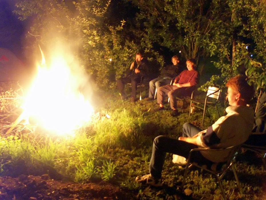 Und gegen die Kälte hilft ein kleines Lagerfeuer.