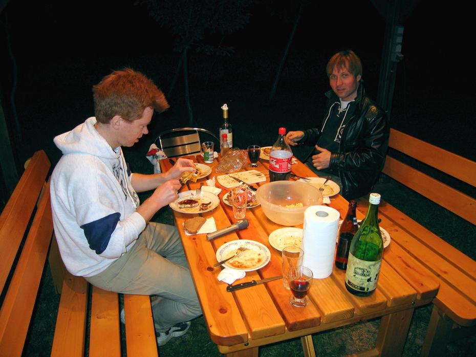 Futtern unter dem hell erleuchteten Pavillion