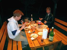 Futtern unter dem hell erleuchteten Pavillion