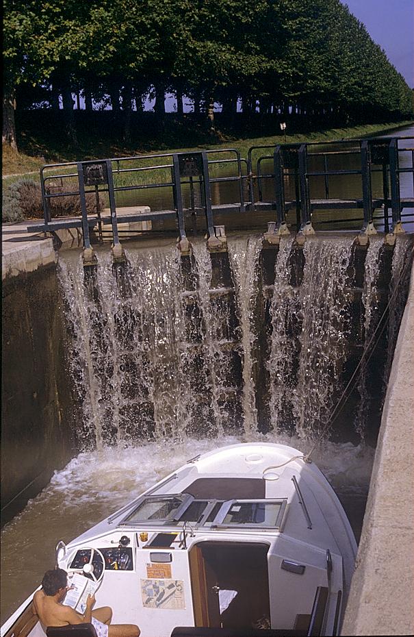 "unser Boot in einer Schleuse"