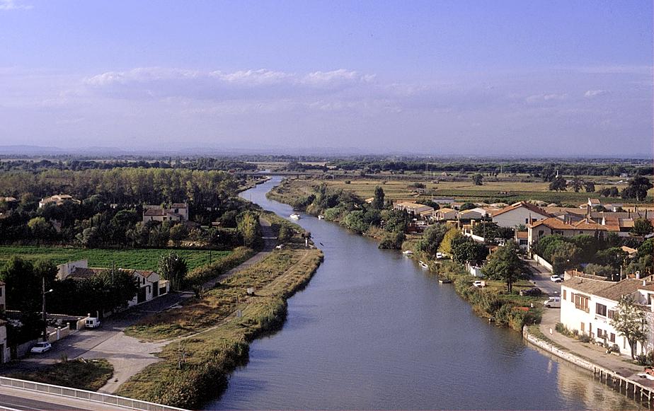 Blick von Aigues Mortes auf den Kanal