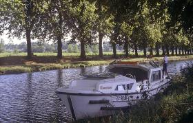 "unser" Boot an einem Nachtquartier
