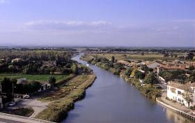 Blick von Aigues Mortes auf den Kanal