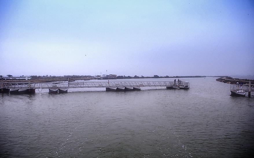 die Schwimmbrücke mit Außenbordmotor
