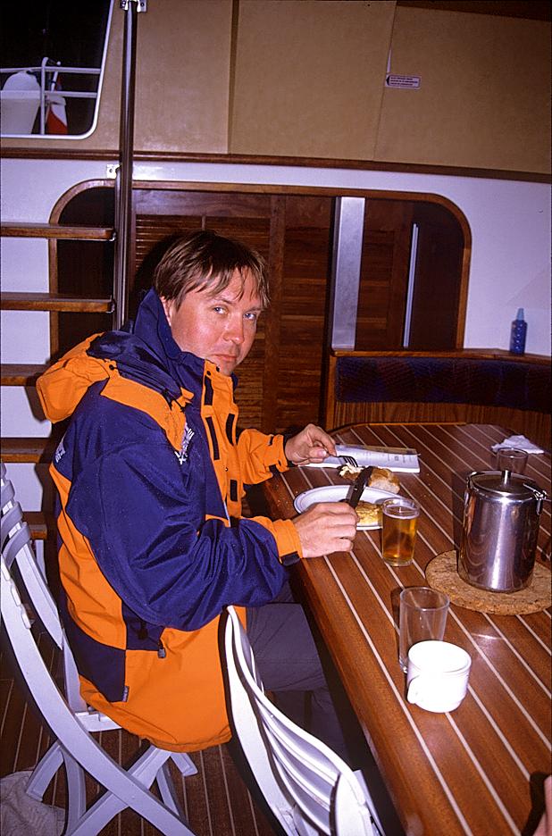 Roman mit einem Bier in seinem Jäckchen für "Roman Wetter"