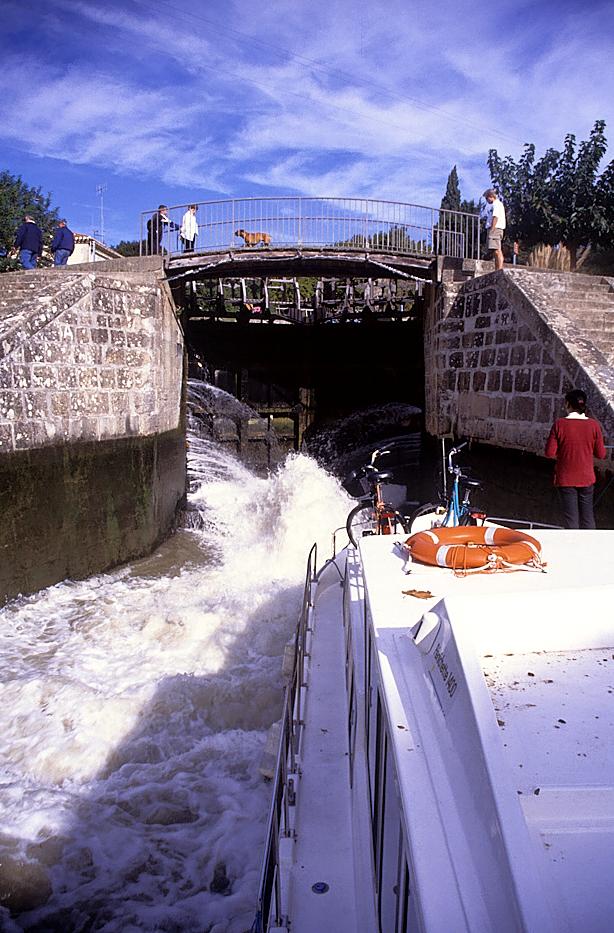 leise rauscht das Wasser in der Schleuse