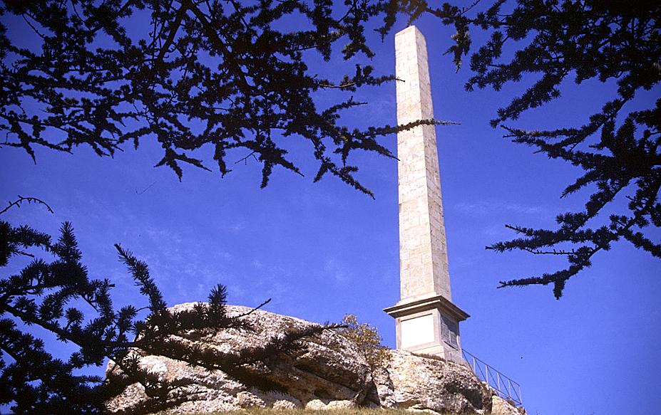 Obelisk an der Scheitelhaltung des Canaux du Midi