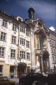Asamhaus (links) und Asamkirche (rechts)